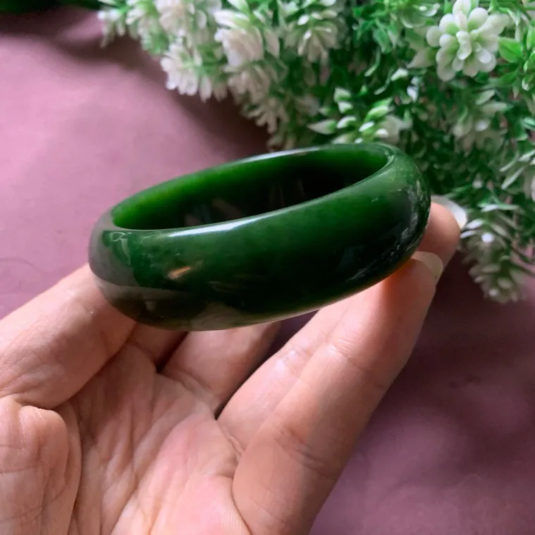 宽版，和田玉碧玉59.5圈口菠菜绿宽版手镯！玉质细腻油润 底色纯净 脂粉好，品质高。