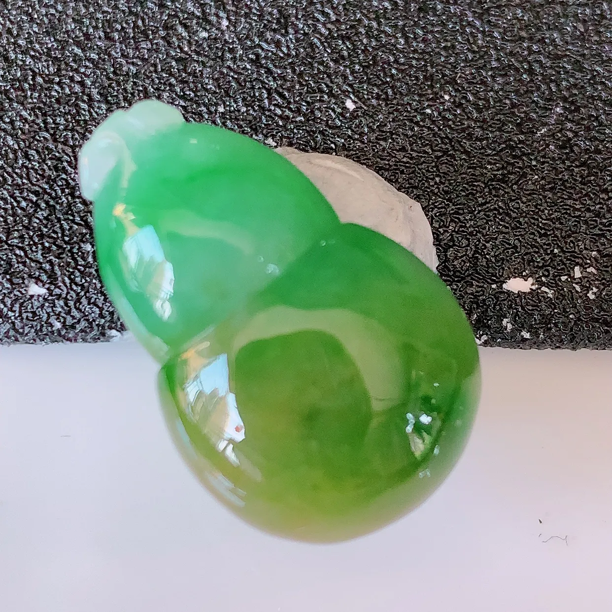 自然光实拍，冰润黄加绿翡翠葫芦蛋面，寓意福禄双全，财源滚滚，清新脱俗，佩戴效果优雅迷人！#05.7