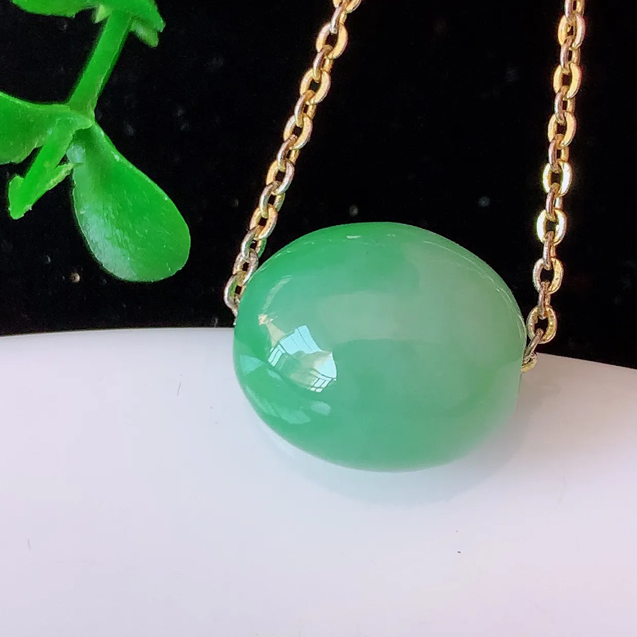 自然光实拍，冰飘绿翡翠路路通吊坠，寓意好运连连，路路畅通，经典款式，财运滚滚，路路通，佩戴效果更好！配银链子#94.7