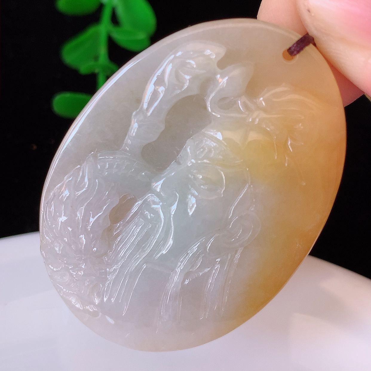 自然光实拍，冰润黄翡双彩翡翠关公吊坠。翡翠关公是生意人喜爱的财神爷，助您财运亨通，步步高升，关公威风凛凛中蕴含宽厚仁慈，质地细腻，佩戴上身非常大气！#60.7