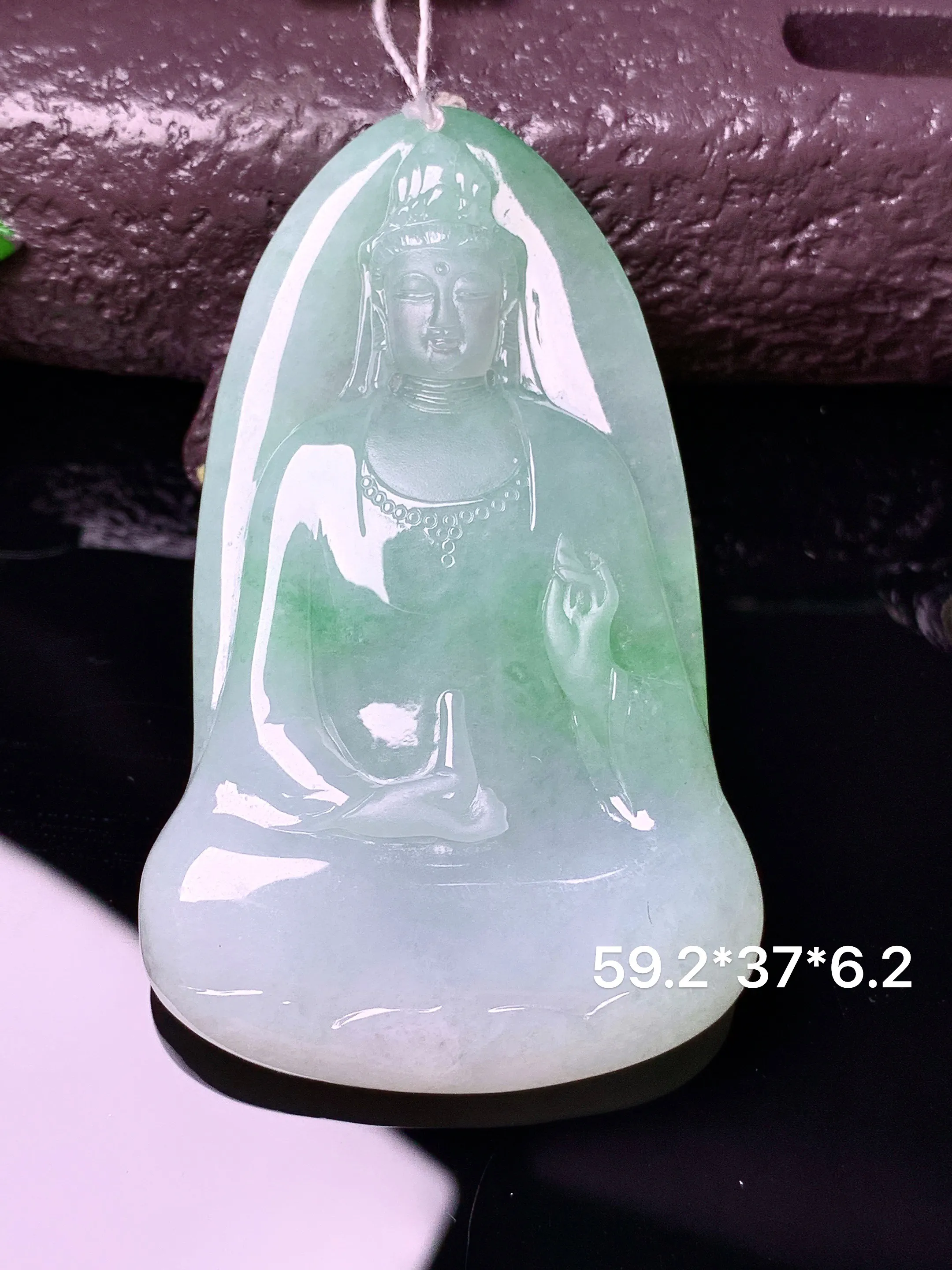 飘绿观音菩萨吊坠 玉质细腻 水润亮眼 色泽艳丽 整体尺寸59.2*37*6.2