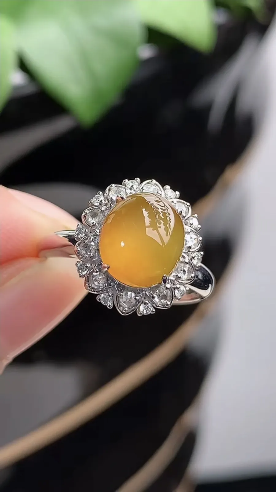 a货翡翠老坑冰种18K金伴钻镶嵌黄翡蛋面戒指 圈口17.4裸石尺寸9×7.6mm 重量4.18g 1209