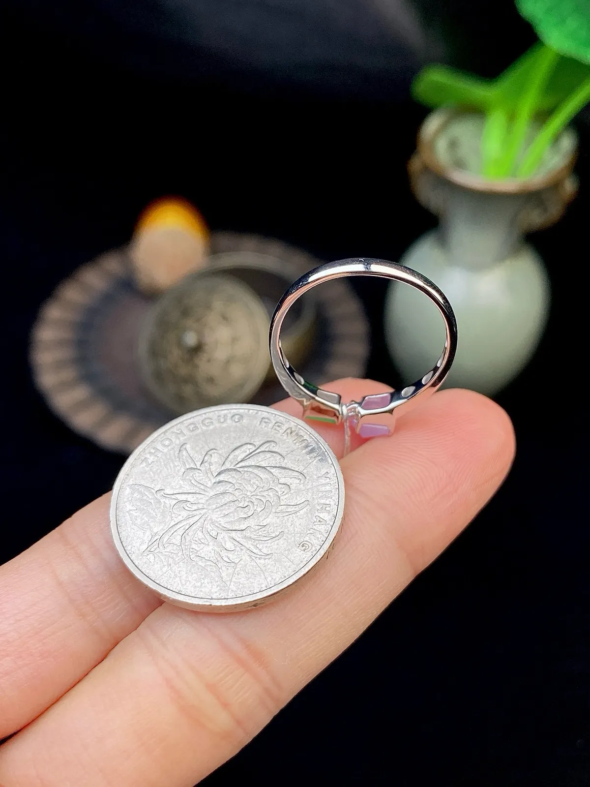 【冰种紫绿随形戒指】质地细腻，饱满度很好，晶莹剔透，18k金钻镶嵌，裸石尺寸5*3.4*3毫米