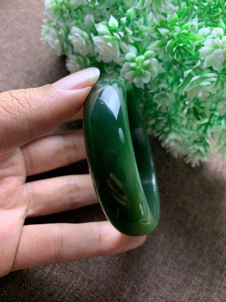 和田玉56.6圈口碧玉菠菜绿宽版手镯，玉质细腻油润 底色纯净 脂粉好，品质高