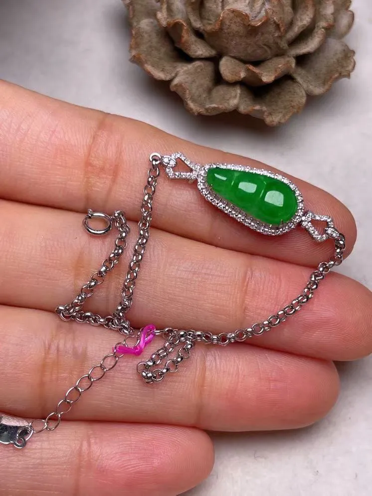 冰种阳绿福豆手链、真金真钻镶嵌，种水好，玉质细腻 .裸石尺寸 14.0*6.5.