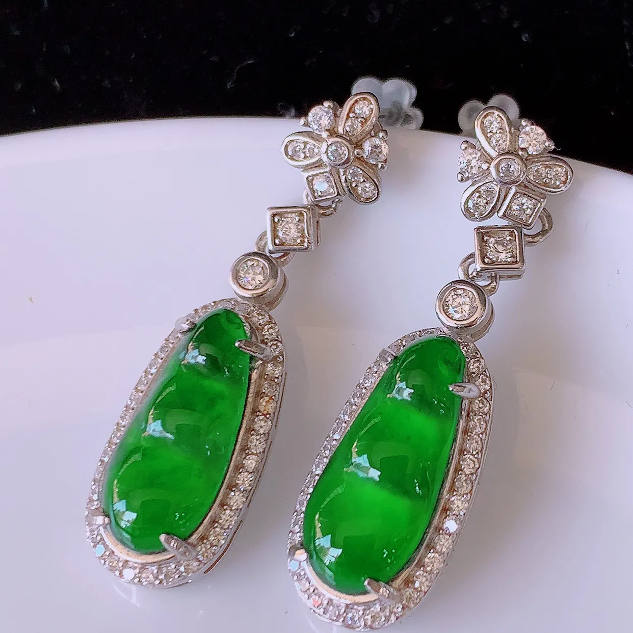 冰透满绿翡翠925银镶嵌耳坠，自然光实拍，翠色灵动，颜色漂亮，种老水足，品相佳，佩戴佳品！#97.7整体30.5-9*5.2裸石14.5*6.5