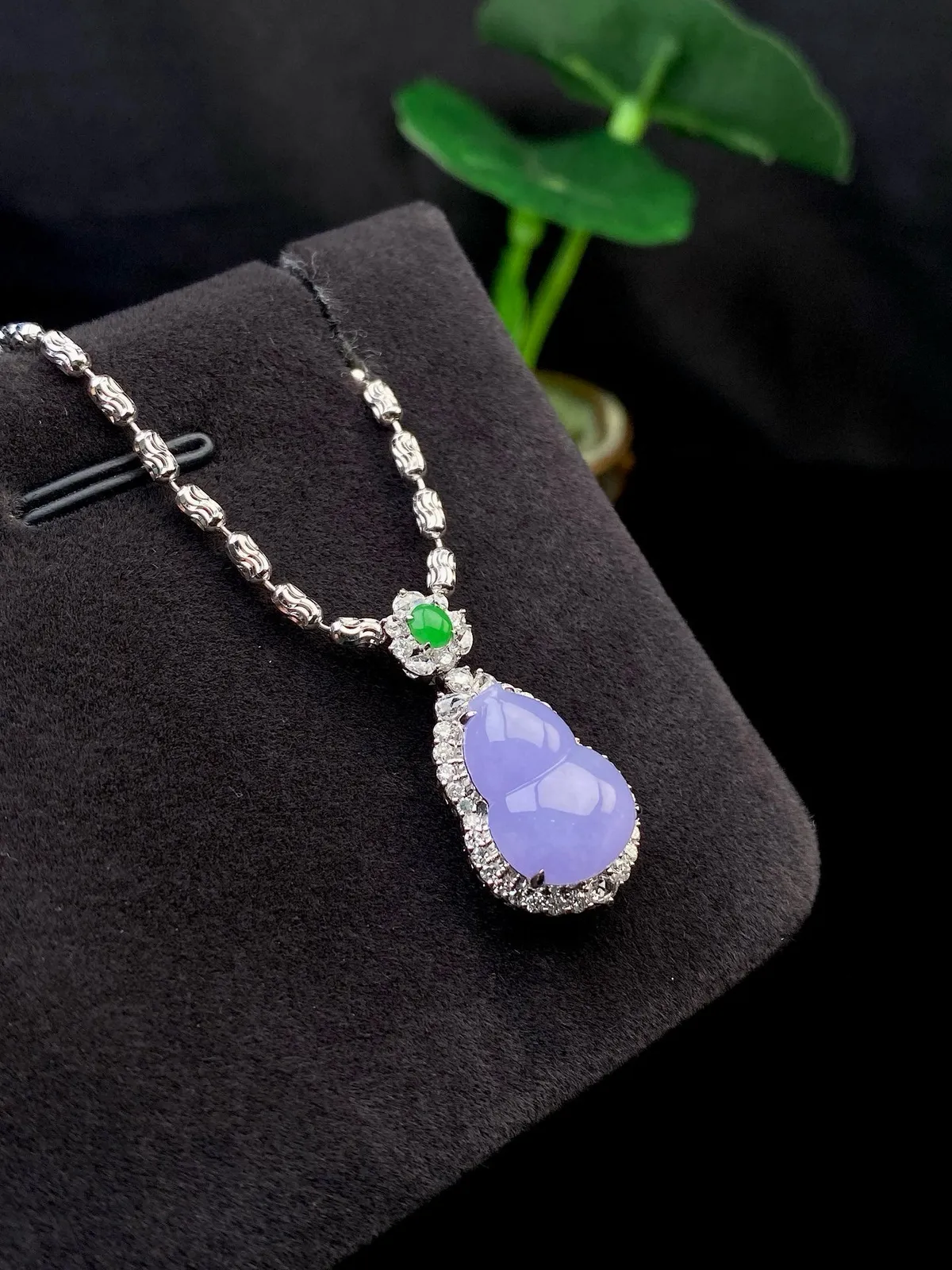 【冰种紫葫芦吊坠】质地细腻，冰透纯净，唯美漂亮，珍藏品质，18K金钻镶嵌，裸石尺寸14*10*4.5毫米，佩戴很漂亮。
