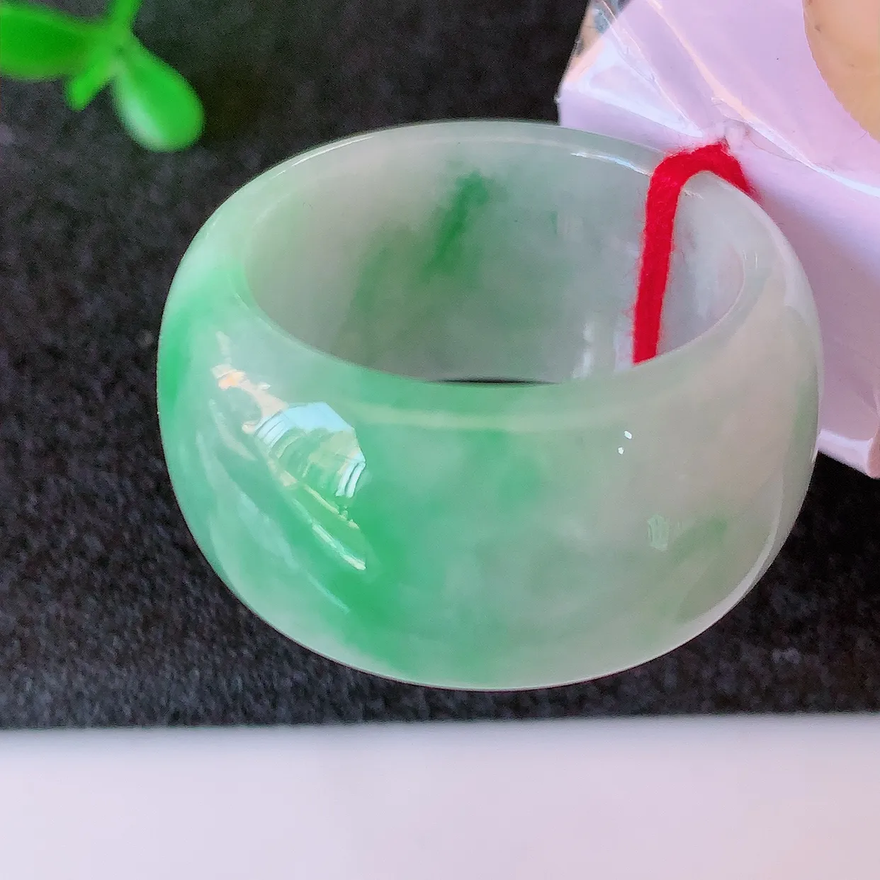 自然光实拍，20.2mm内径翡翠扳指，冰润指环，玉扳指，戒指，财源滚滚，玉质细腻起胶，23圈口，种水好！#39.7尺寸20.2-13.5*4.2