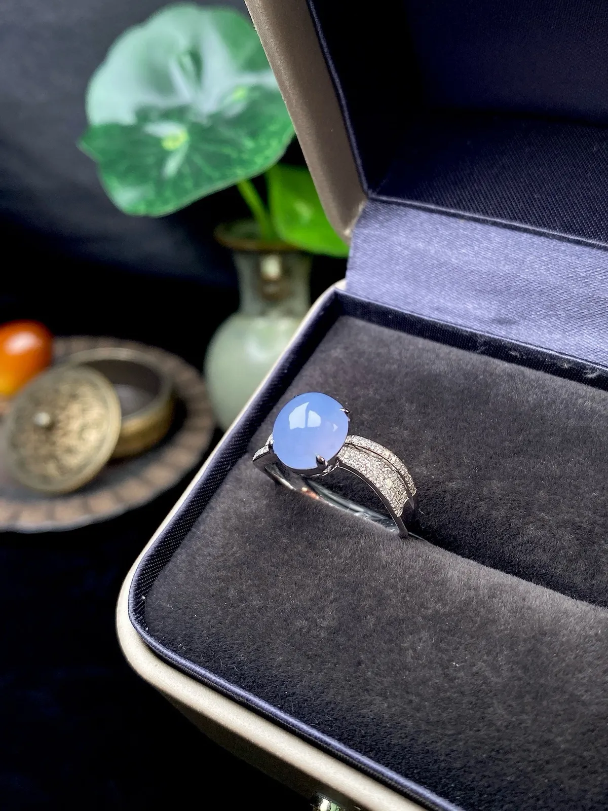 【冰种紫蛋面戒指】质地细腻，饱满度很好，晶莹剔透，18k金钻镶嵌，裸石尺寸8.9*7.9*4.6毫米