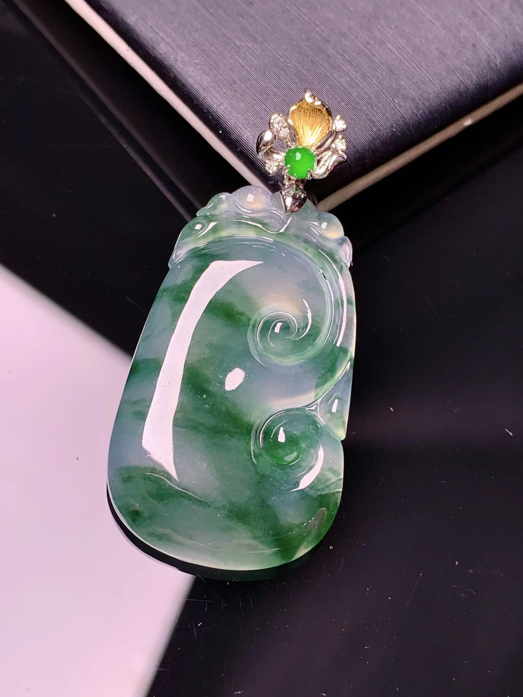 18k金钻镶嵌飘绿如意吊坠 玉质细腻 水润亮眼 色泽艳丽 整体尺寸41.8*20*4.3