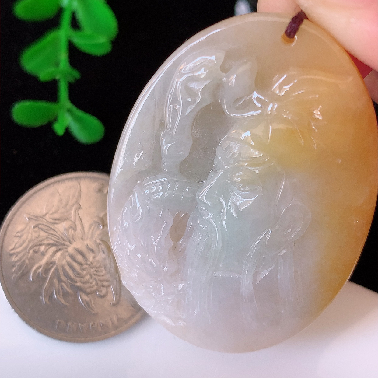 自然光实拍，冰润黄翡双彩翡翠关公吊坠。翡翠关公是生意人喜爱的财神爷，助您财运亨通，步步高升，关公威风凛凛中蕴含宽厚仁慈，质地细腻，佩戴上身非常大气！#60.7