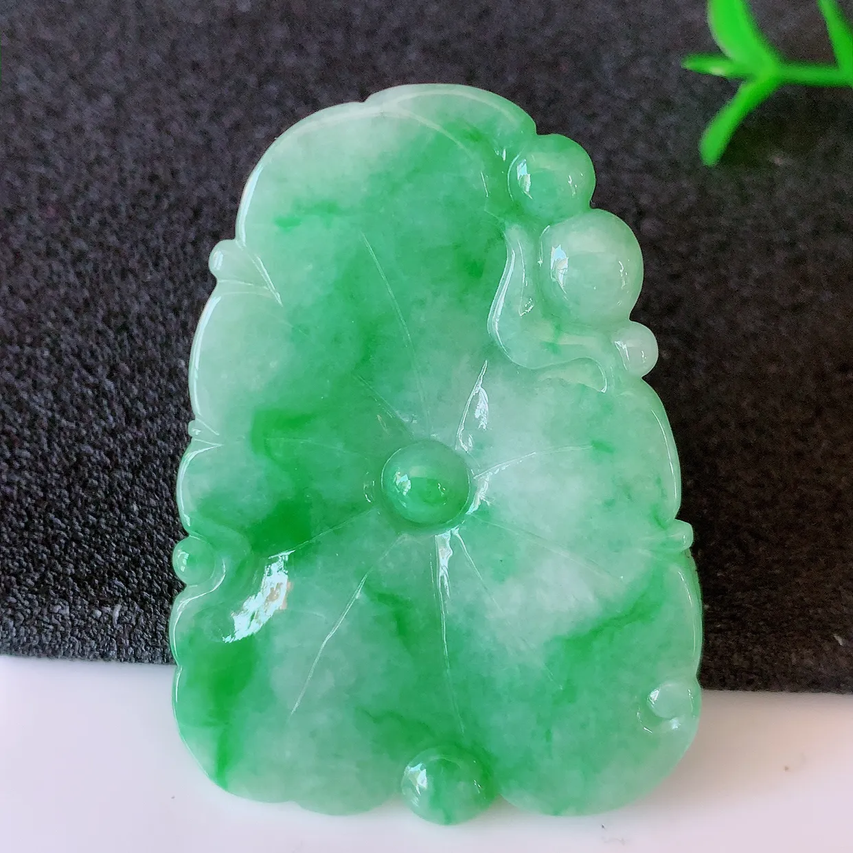 自然光实拍，冰飘绿翡翠荷叶鱼、和和美美玉坠，财源广进，自然隐逸、荷本是素不着尘之物，有和美之寓意。#05.7