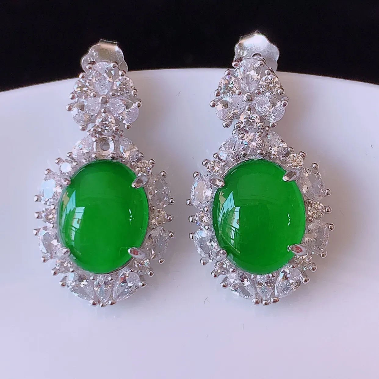 冰透满绿翡翠925银镶嵌耳坠，自然光实拍，翠色灵动，颜色漂亮，种老水足，品相佳，佩戴佳品！#97.7