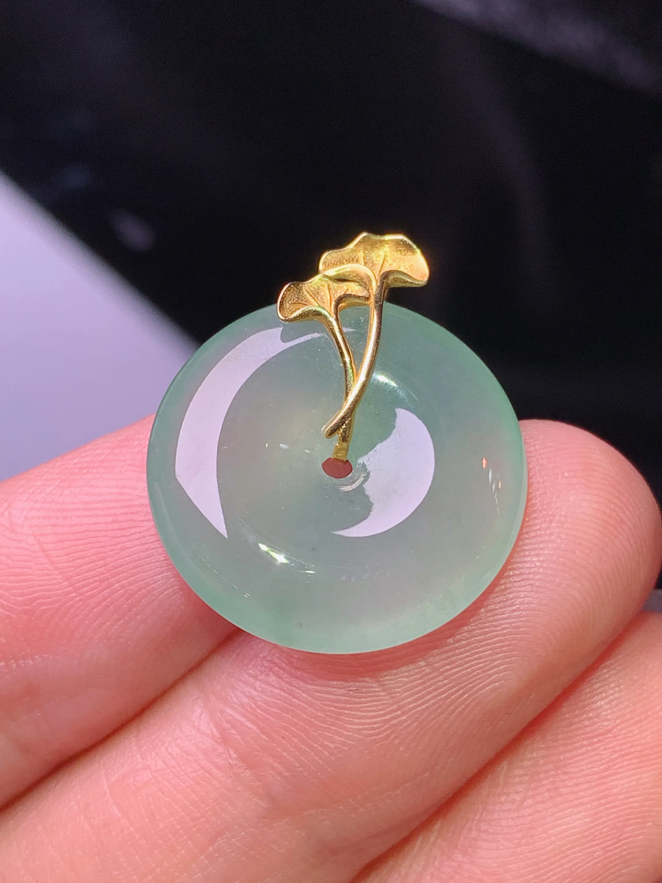 18k金镶嵌冰种平安扣吊坠 玉质细腻 水润亮眼 色泽艳丽 整体尺寸22*18.5*4.7