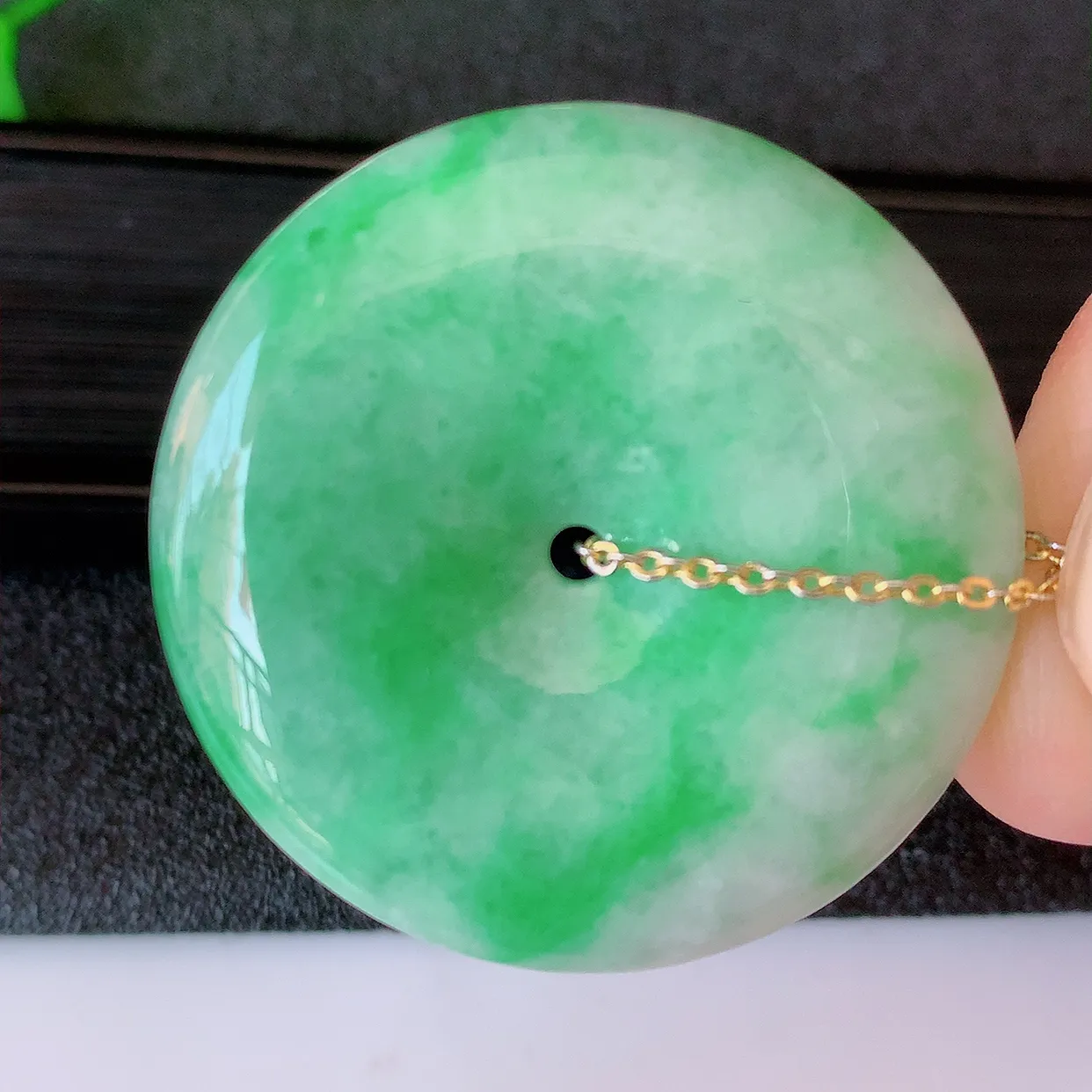 自然光实拍，冰润飘绿翡翠平安扣吊坠，种老水足，雕工精湛 ，寓意美好，佩戴时尚出众！#39.7