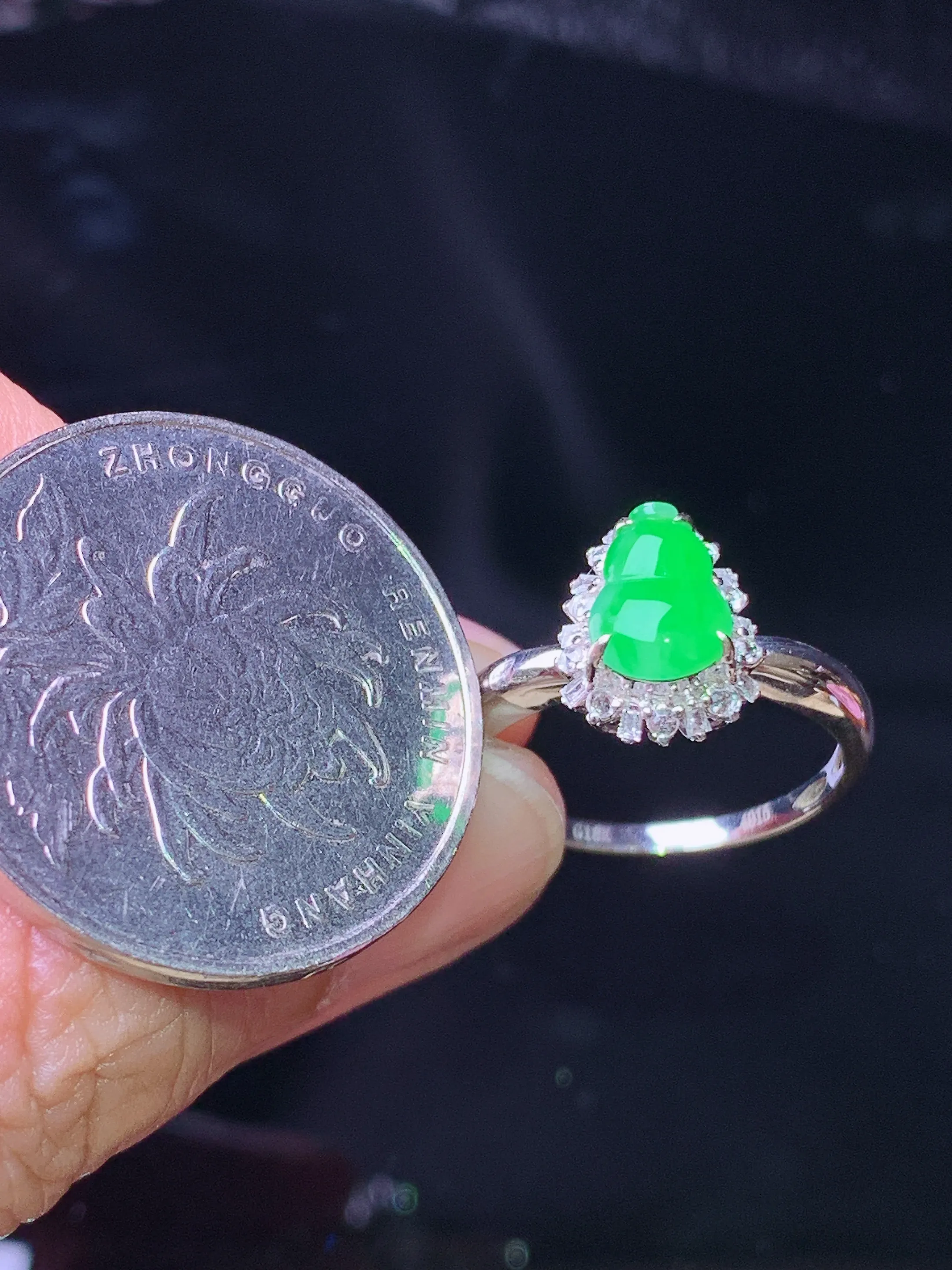 18k金钻镶嵌翠绿葫芦戒指 玉质细腻 水润亮眼 色泽艳丽 圈口12.5 整体尺寸11.2*8.8*7.5