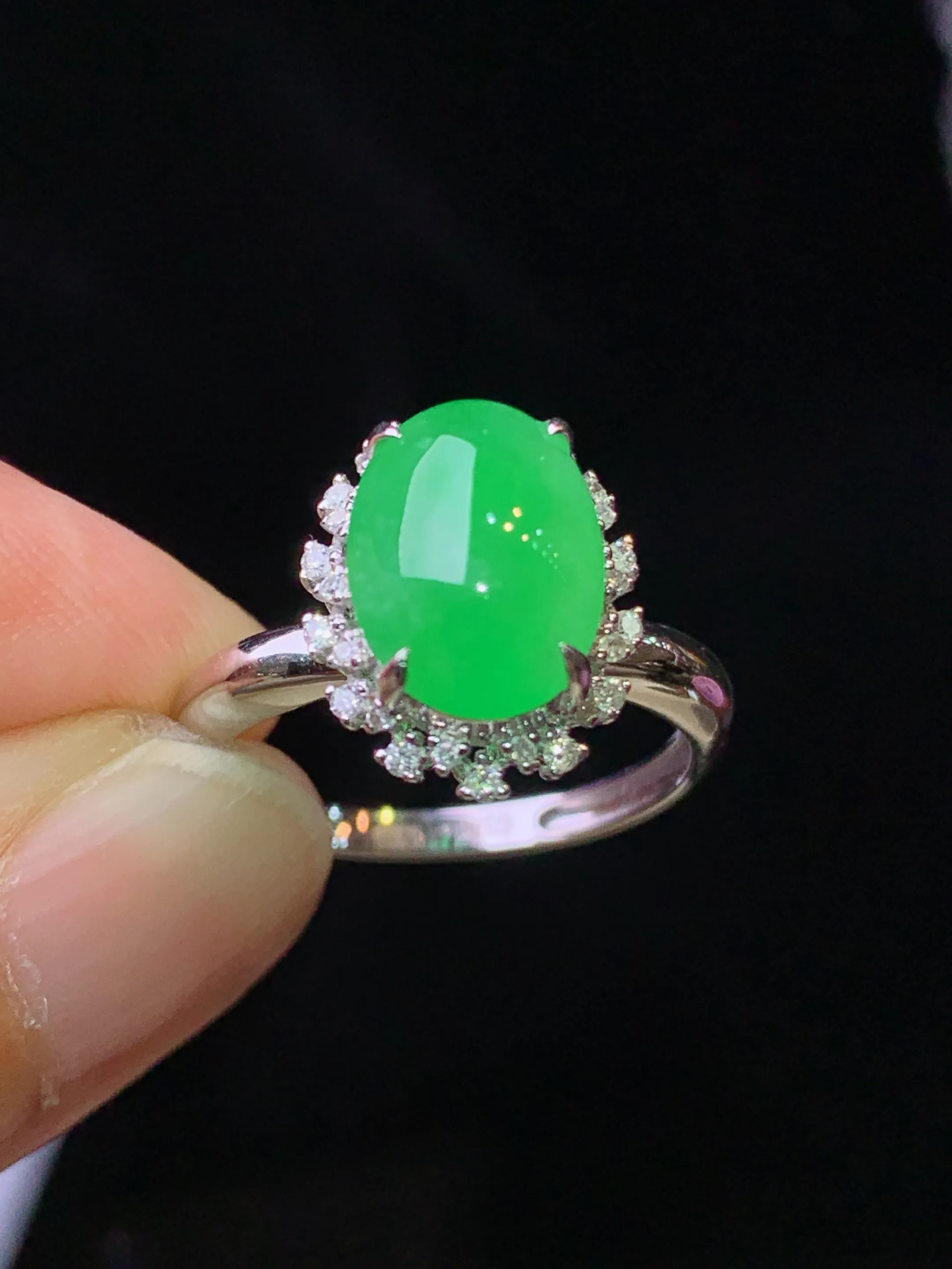 18k金钻镶嵌翠绿蛋面吊坠 玉质细腻 水润亮眼 色泽艳丽 圈口13.5 整体尺寸13.5*10.5*9.2