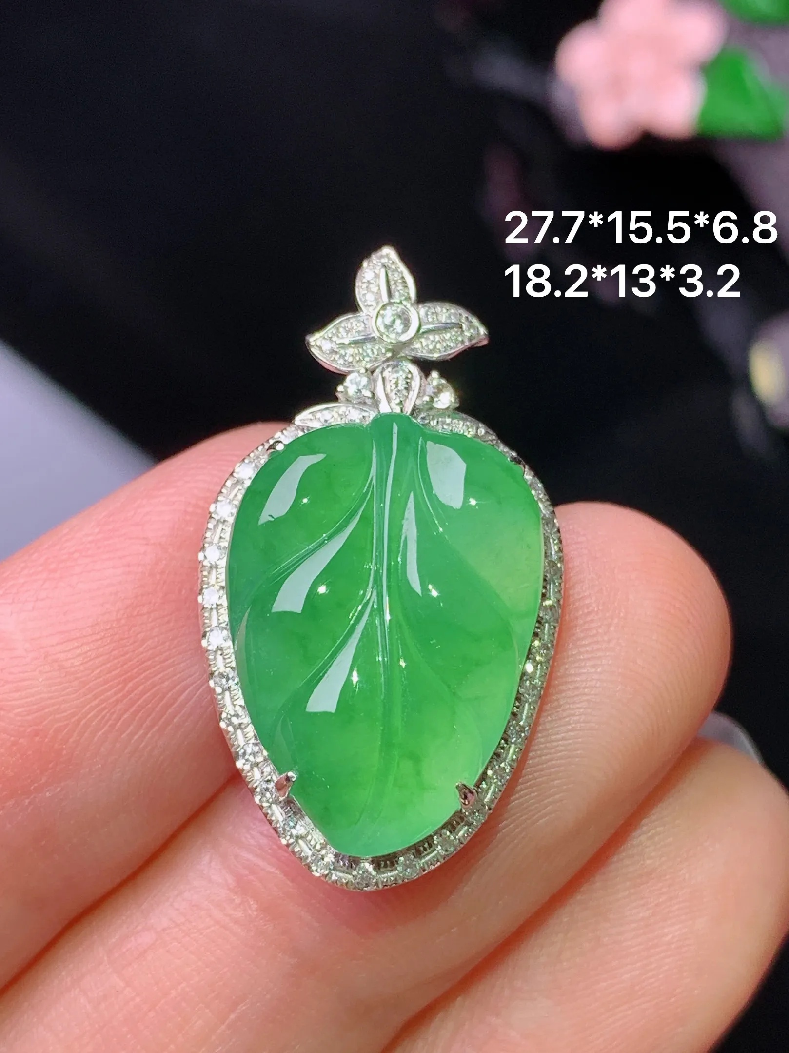 18k金钻镶嵌翠绿树叶吊坠 玉质细腻 水润亮眼 色泽艳丽 整体尺寸27.7*15.5*6.8