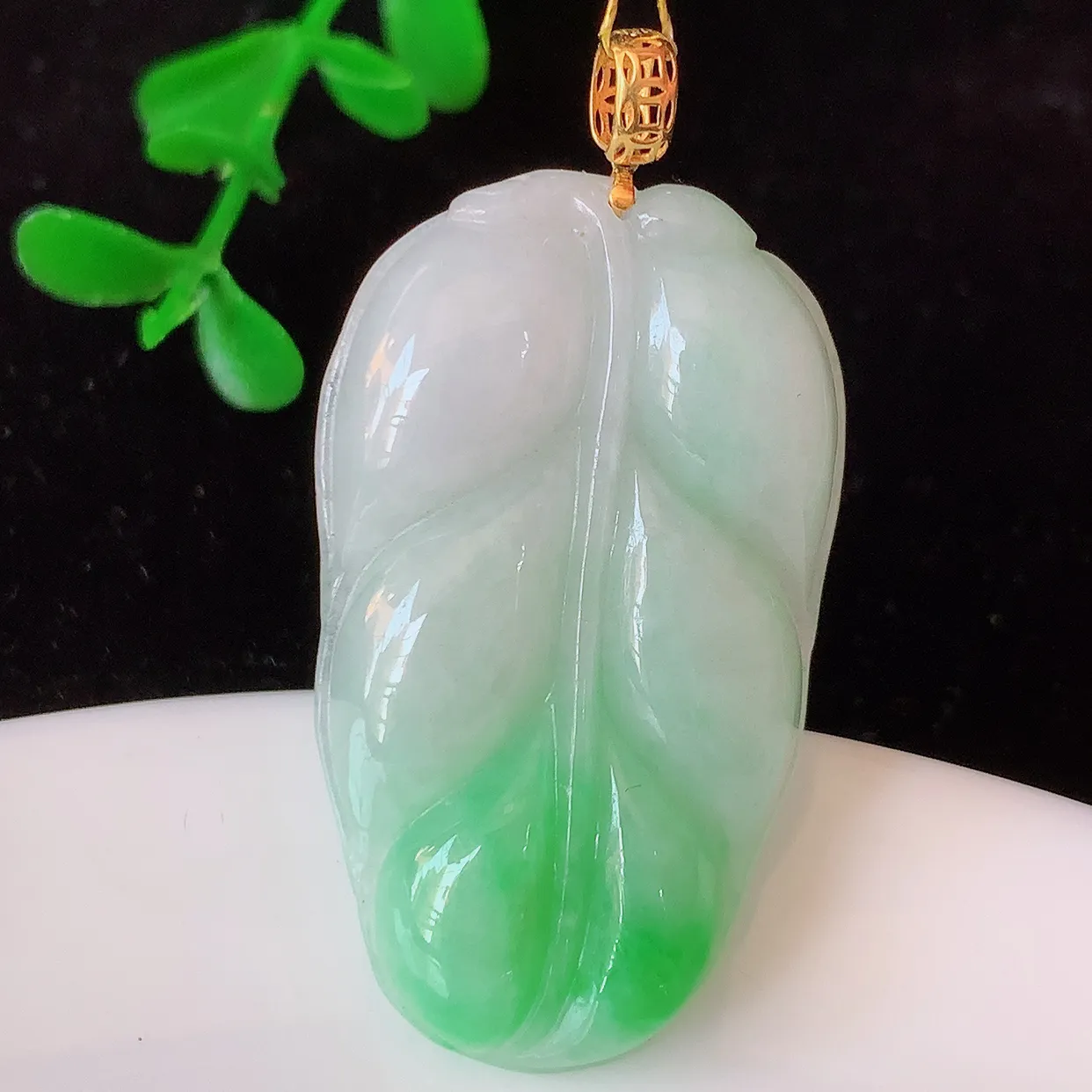 18K金镶嵌飘绿翡翠叶子吊坠 ，种水足，色泽清新，工艺精湛，叶子寓意美好；金枝玉叶，事业有成。#35