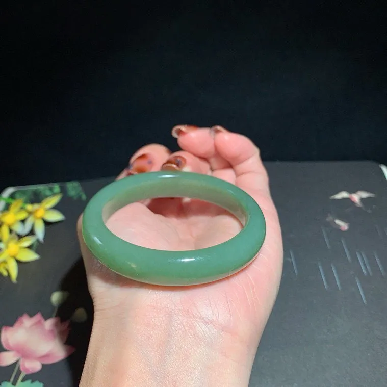 和田玉50.5圈口且末蓝手镯！玉质细腻油润 底色纯净 无裂无杂 脂粉好，品质高。