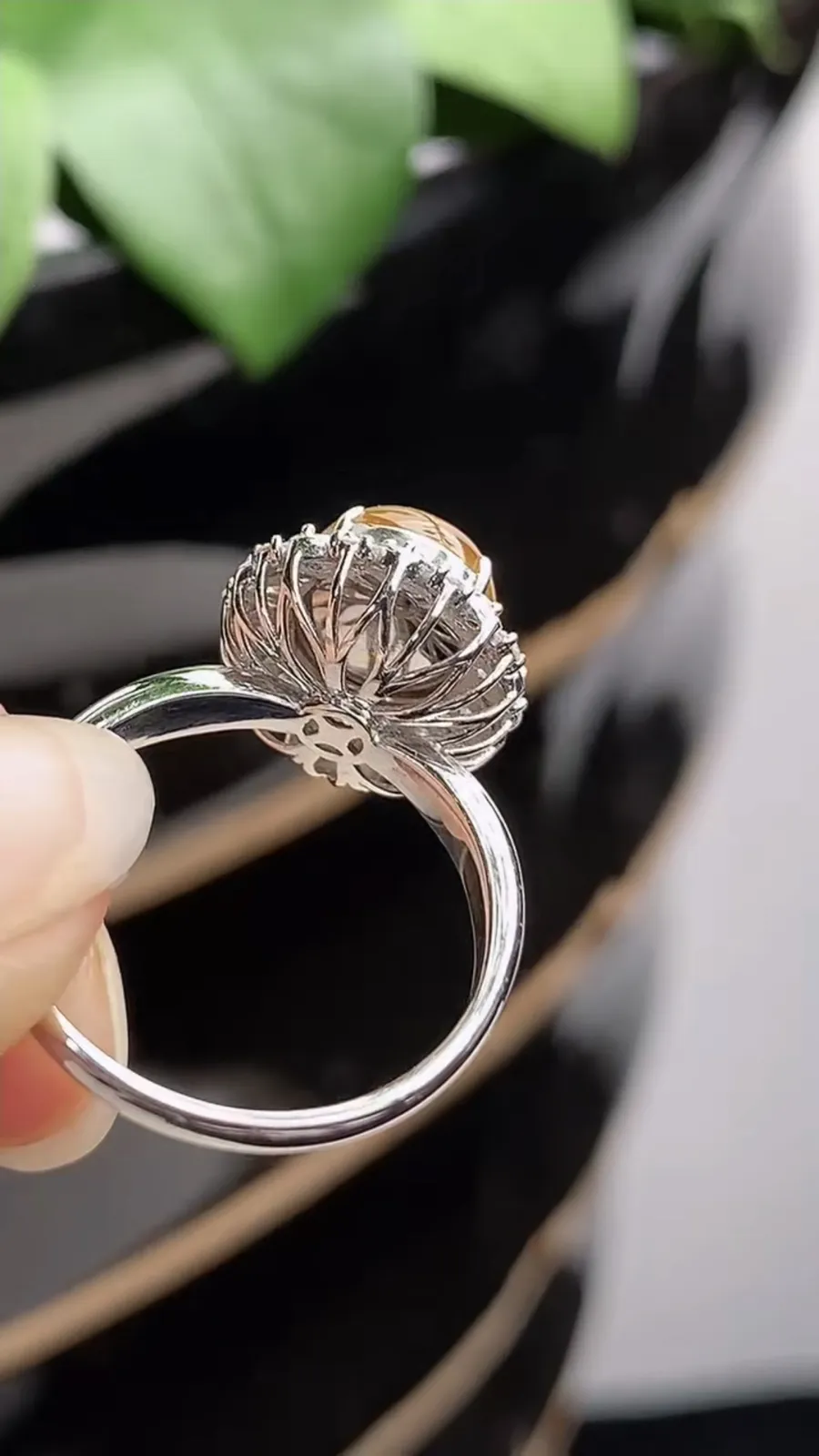 a货翡翠老坑冰种18K金伴钻镶嵌黄翡蛋面戒指 圈口17.4裸石尺寸9×7.6mm 重量4.18g 1209