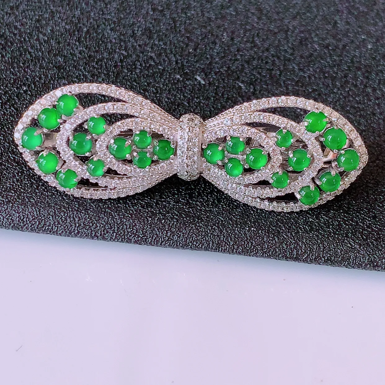 冰透满绿翡翠925银镶胸针，自然光实拍，翠色灵动，颜色漂亮，种老水足，品相佳，佩戴佳品！#97.7整体48.5*16-12取一裸石2.8*2.8