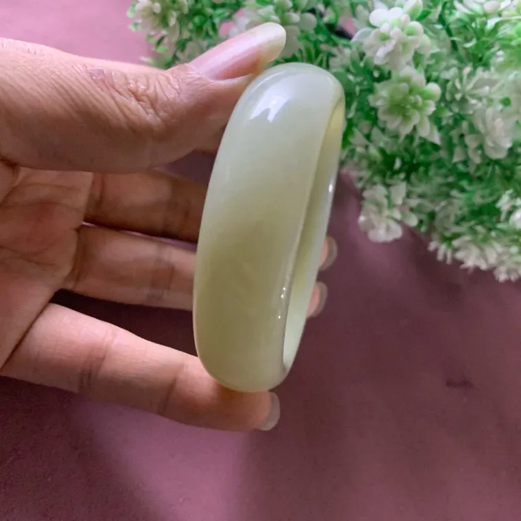 56.5圈口和田玉且末料宽版手镯，精品青白手镯，【挽间柔情】，镯型古朴典雅。在诗情画意的雨巷相遇，你是我腕间的一抹风情，有你眸有深情.清风荡漾湖间静水，我愿俯身低眉，在烟波涟漪处寻你