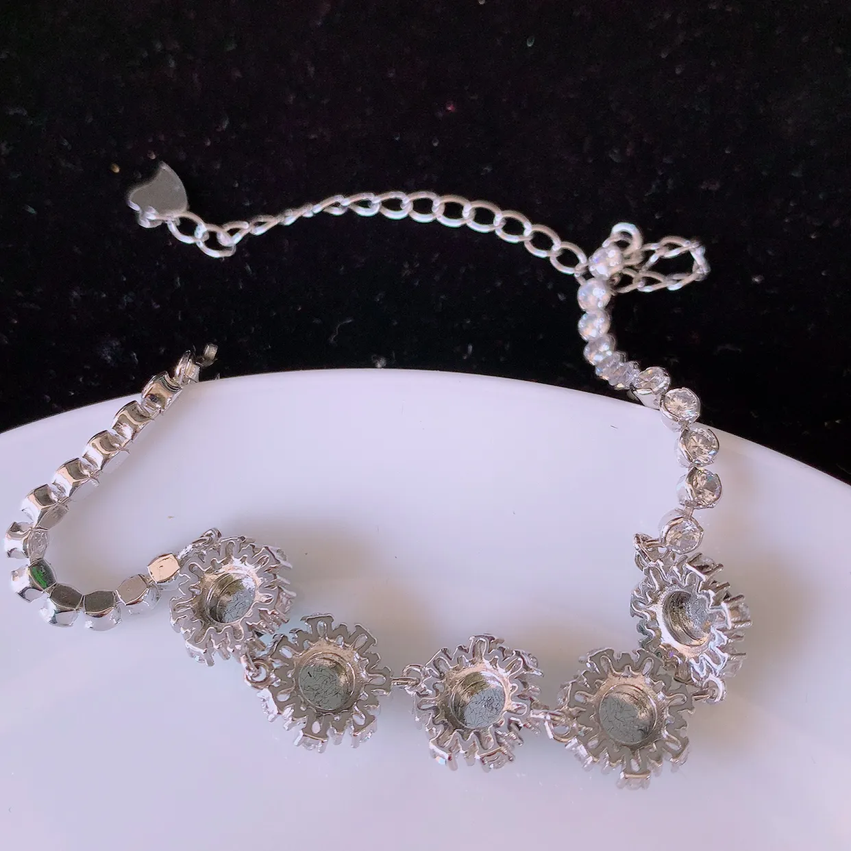 冰透满绿翡翠925银镶嵌手链，自然光实拍，翠色灵动，颜色漂亮，种老水足，品相佳，佩戴佳品！#97.7取一整体12.5*9.5*4.8裸石5.2*5.2