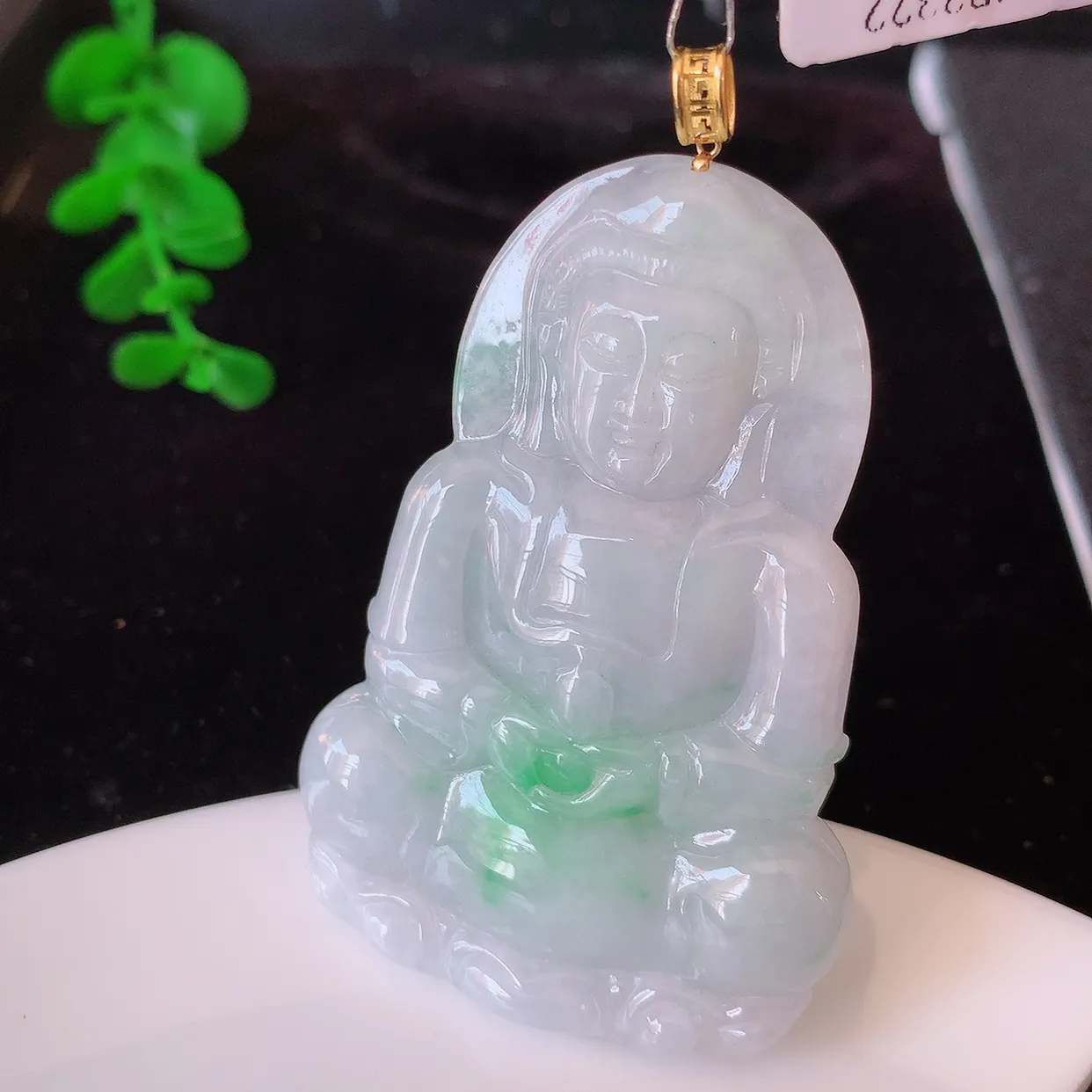 18K金镶嵌冰润飘绿翡翠观音菩萨吊坠，赐福翡翠观音，观音面相端庄，品相佳，佩戴气质！#35.7整体64.2裸石57.5*38*5