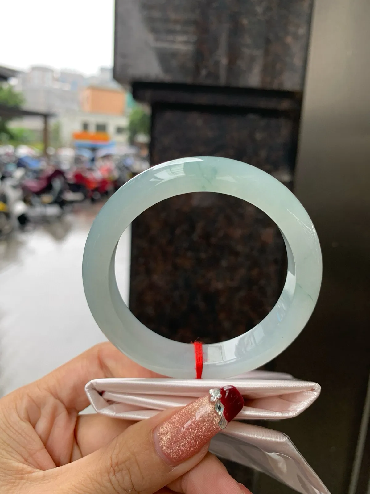 私人专拍
限时特惠链接
飘花正圈，完美，底妆水润细腻，几抹蓝花灵动飘逸，意境感十足，古典优雅又秀气