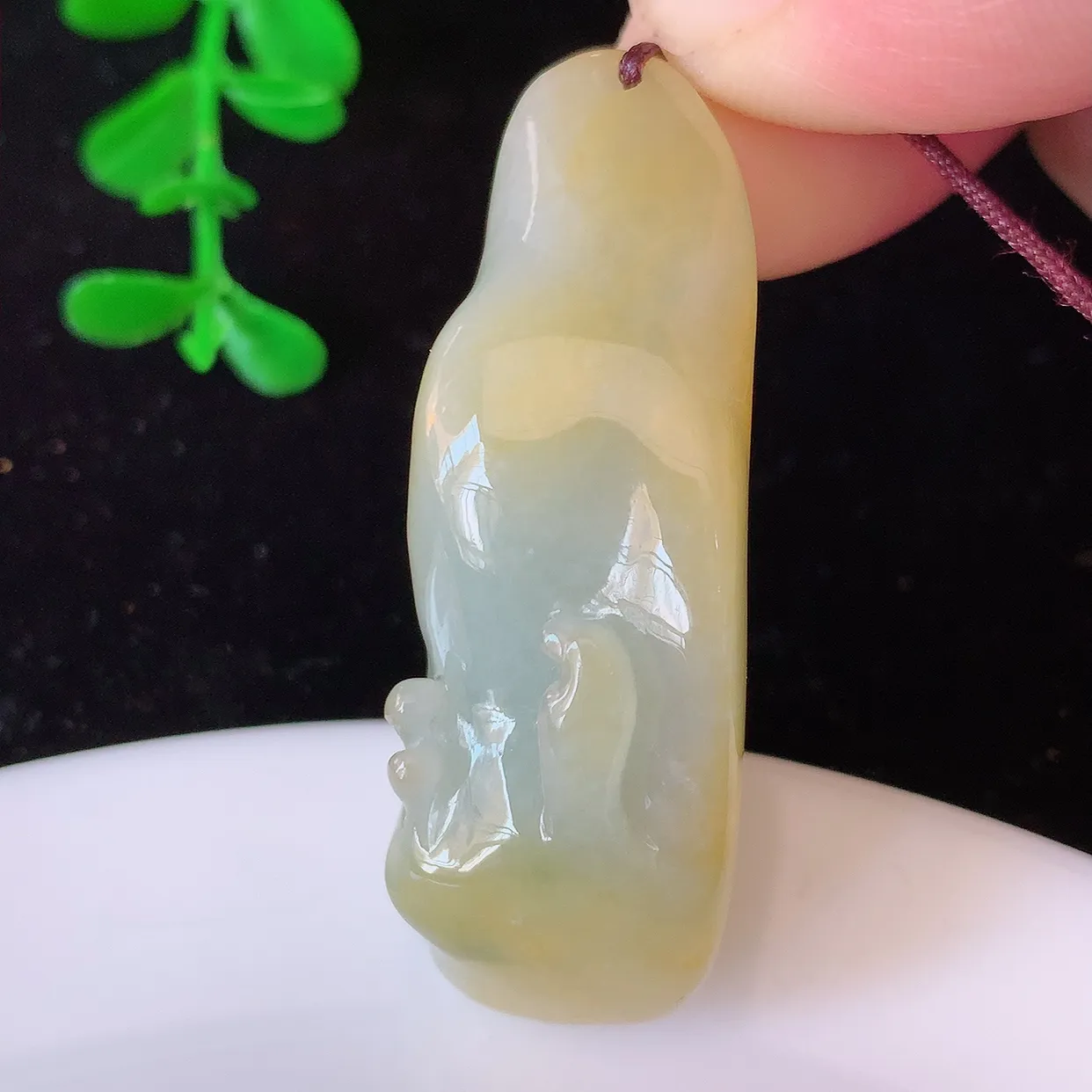 自然光实拍，特色黄翡翡翠悟道吊坠。悟道寓意“祥和，安宁，吉祥，幸福”，质地相当细腻，意境化设计雕刻，