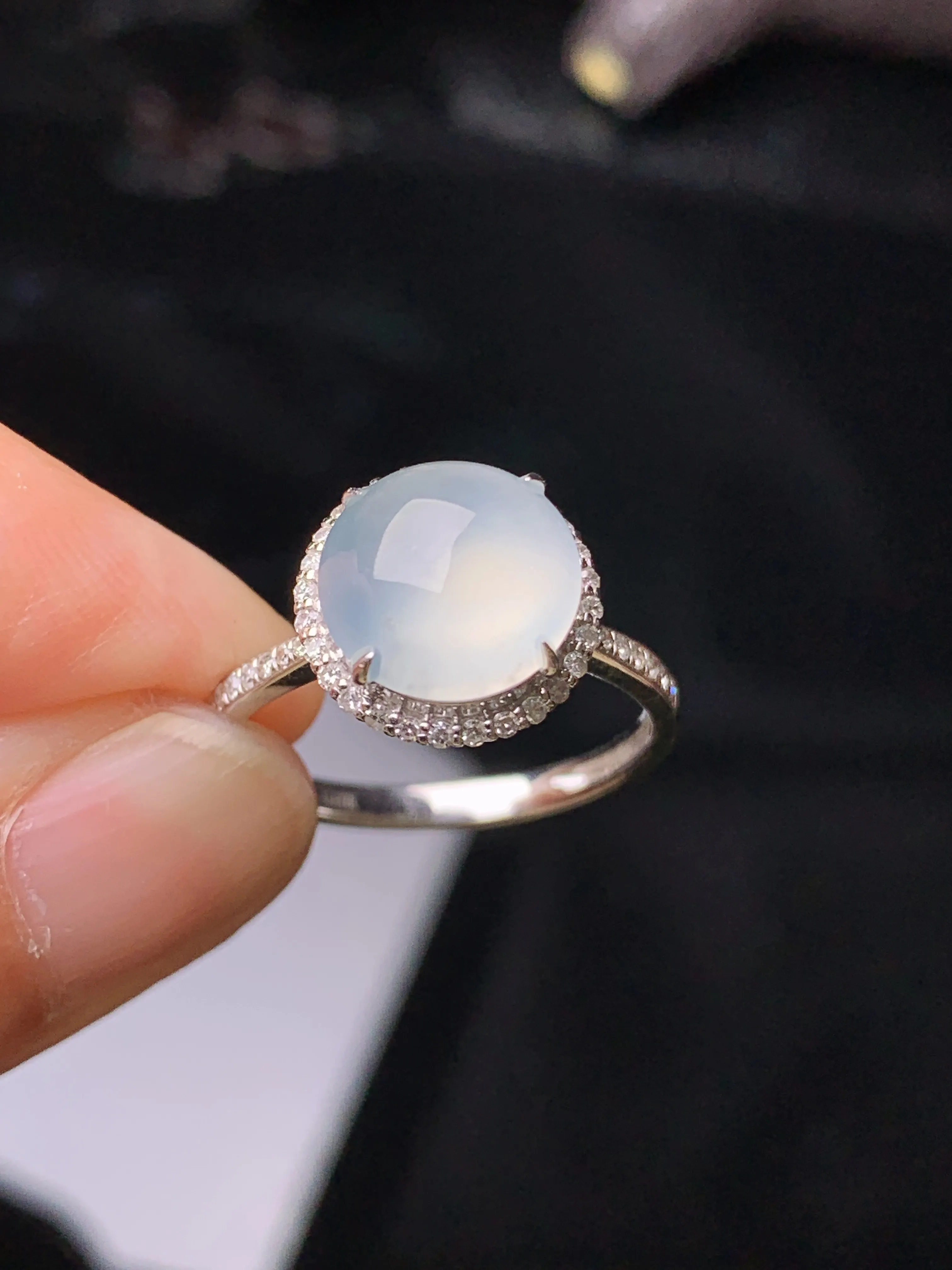 18k金钻镶嵌冰种蛋面戒指 玉质细腻 水润亮眼 色泽艳丽 圈口14 整体尺寸11*8.8