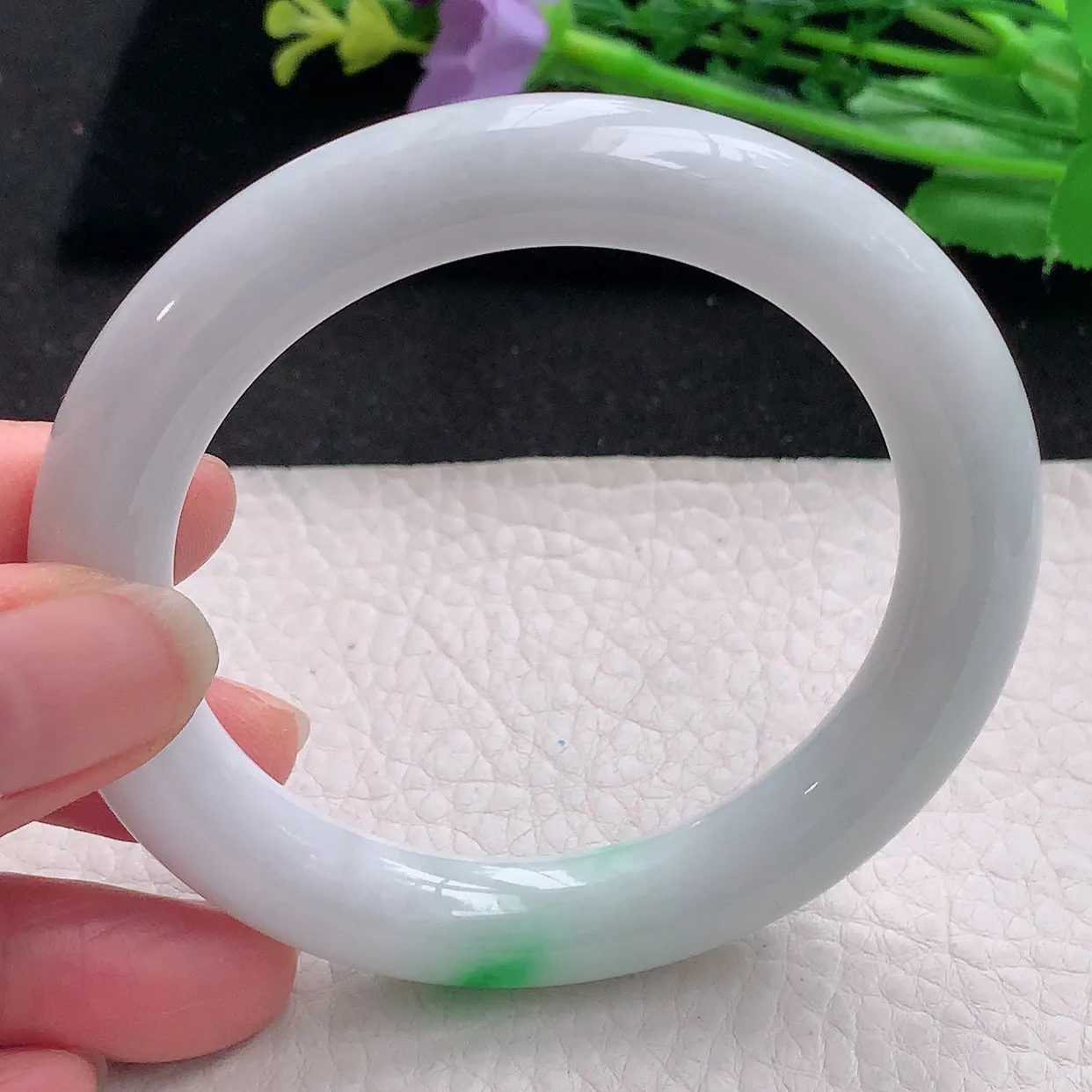 xx自然光56*11*10.5美人镯 翡翠a货玉手镯白底青圆条珠宝玉手环