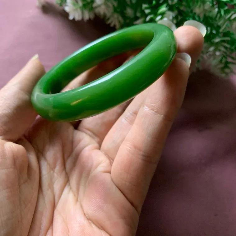 珍藏品，和田玉碧玉55圈口阳绿色手镯，玉质细腻油润 底色纯净 脂粉好，品质高。