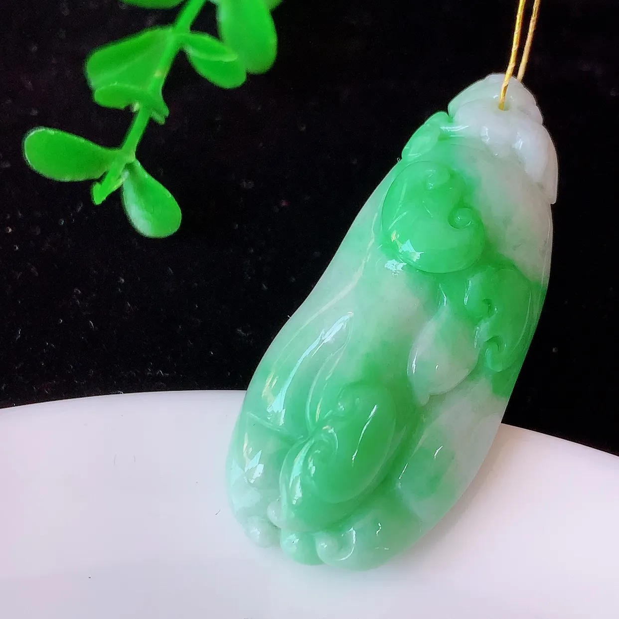 自然光实拍，冰润飘绿翡翠佛手瓜吊坠，翠色灵动，种老水足，寓意好，品相佳，佩戴佳品！#35.7