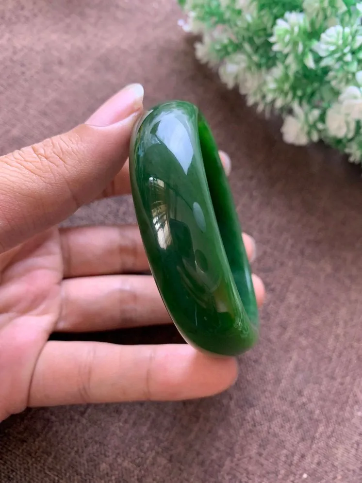 珍藏品，圈口57和田玉碧玉菠菜绿手镯，玉质细腻油润，密度紧凑，高脂粉，高品质