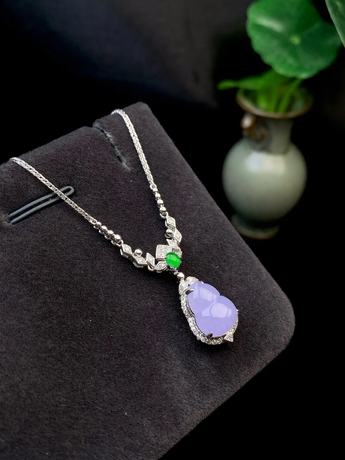 【冰种紫葫芦吊坠】质地细腻，冰透纯净，唯美漂亮，珍藏品质，18K金钻镶嵌，裸石尺寸11*9.4*3.