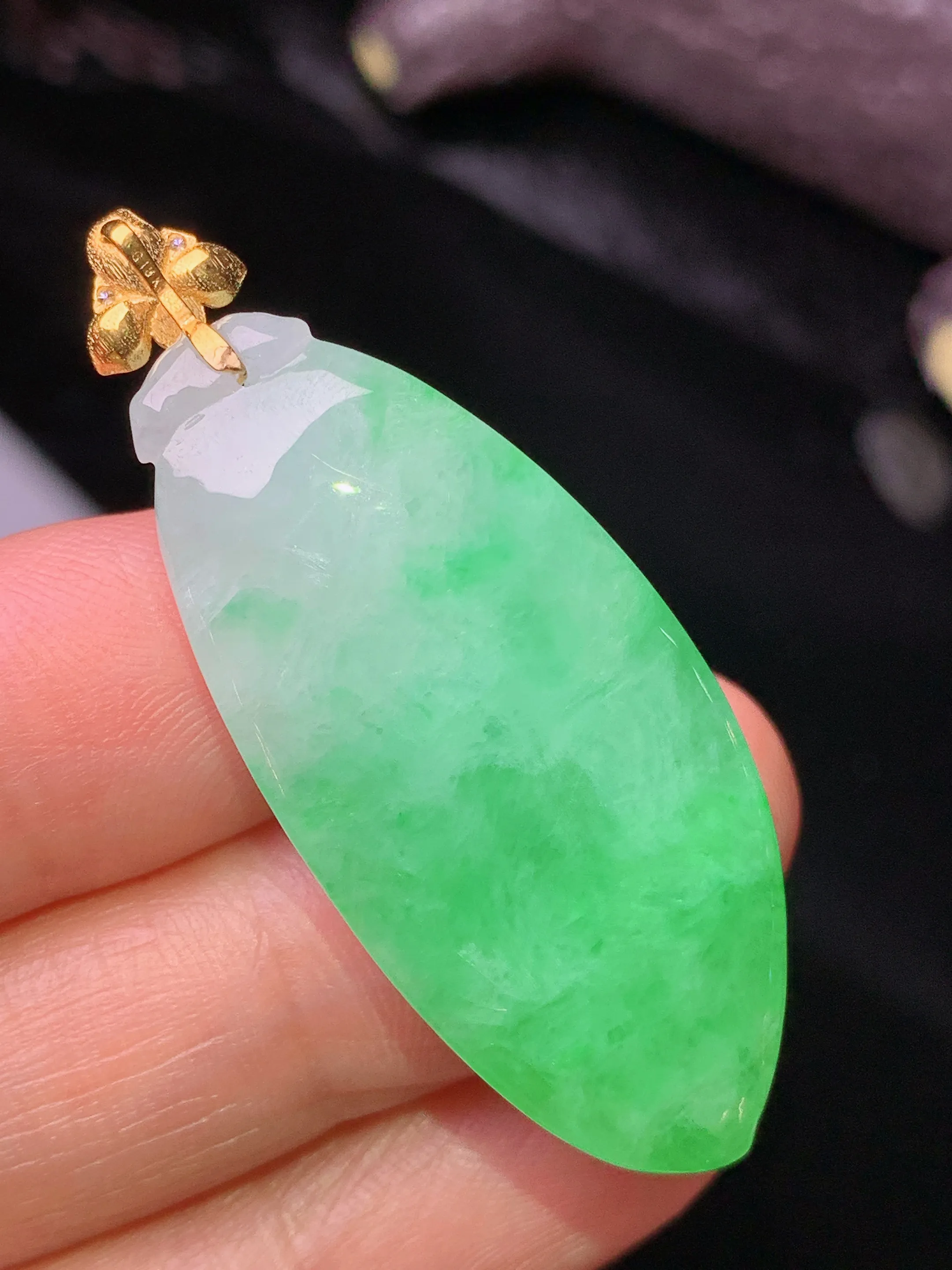 18k金镶嵌翠绿福瓜吊坠 玉质细腻 水润亮眼 色泽艳丽 整体尺寸43.5*17*9.2