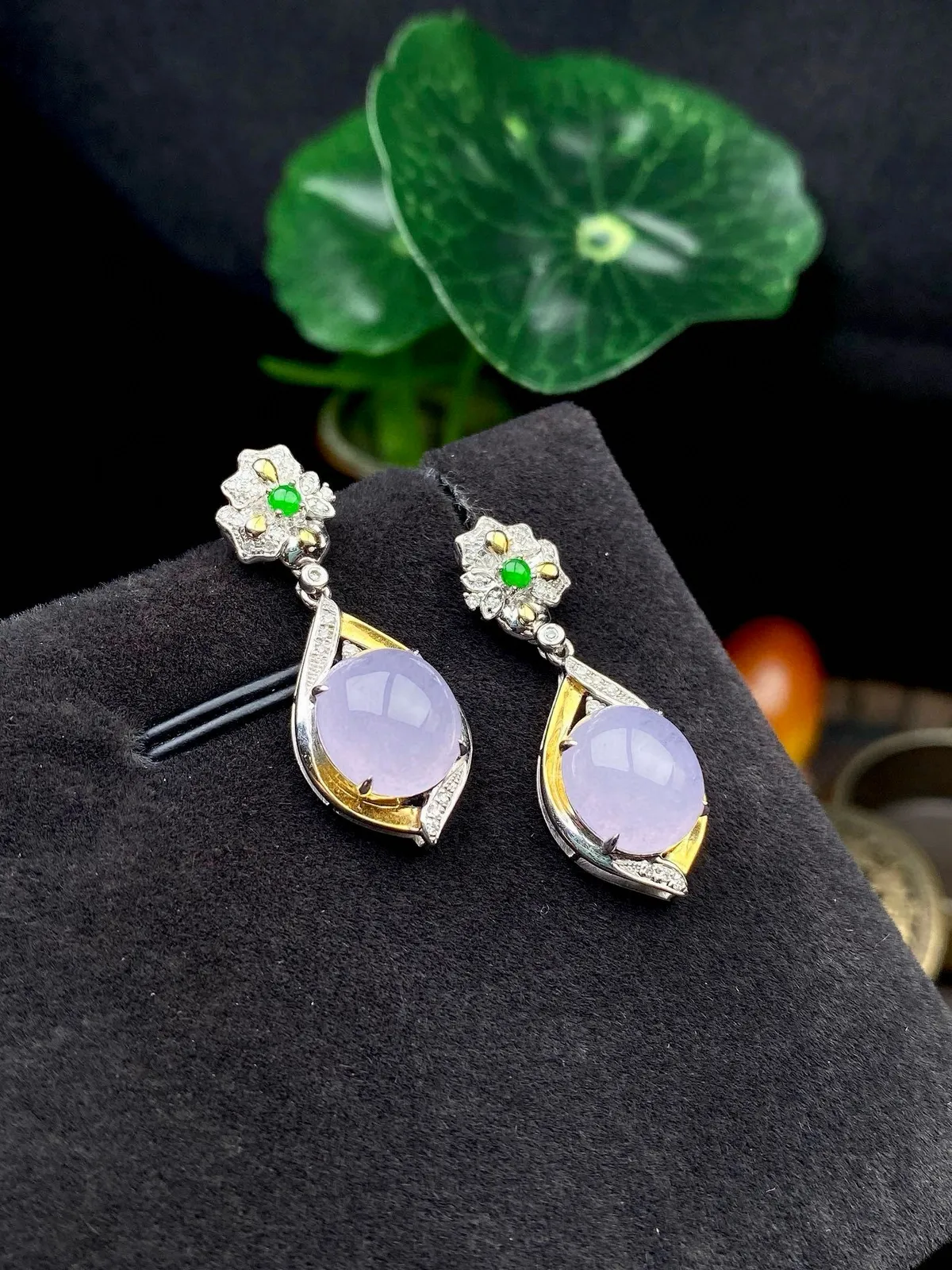 【冰种紫蛋面耳坠】质地细腻，色泽鲜亮，光泽度不错，18k金钻镶嵌，裸石尺寸9.8*9.2*4.9毫米