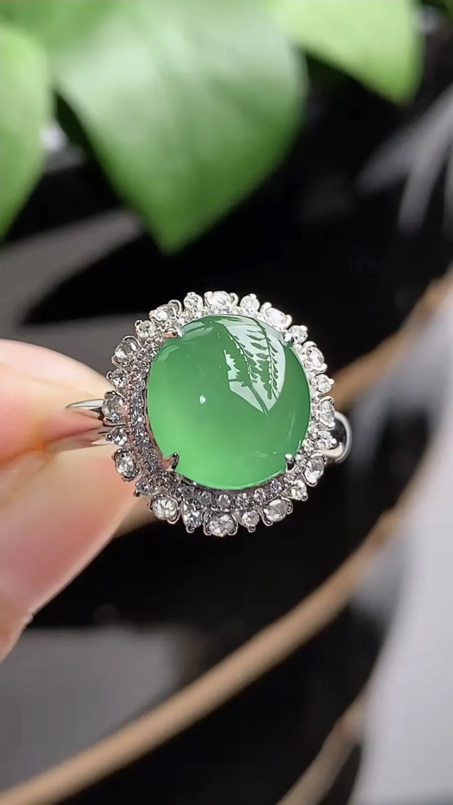 a货翡翠老坑冰种18K金伴钻镶嵌满绿蛋面戒指 圈口17.5裸石尺寸9.8×9mm 重量3.46g 1209