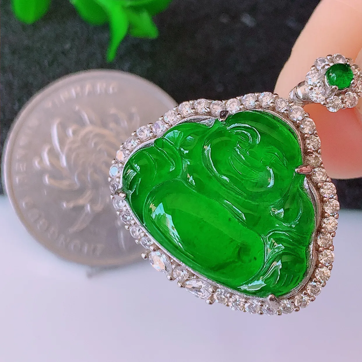 冰透满绿翡翠925银镶嵌佛公吊坠，自然光实拍，翠色灵动，颜色漂亮，种老水足，品相佳，佩戴佳品！#97.7整体27.5*24.5*7.8裸石20*16.5