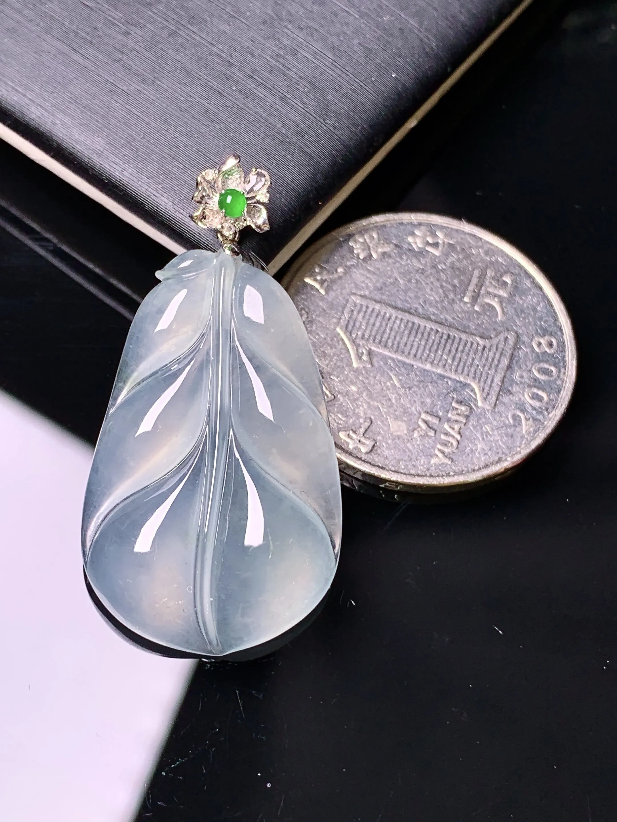 18k金镶嵌冰种树叶吊坠 玉质细腻 水润亮眼 色泽艳丽 整体尺寸36.5*18.8*4.6