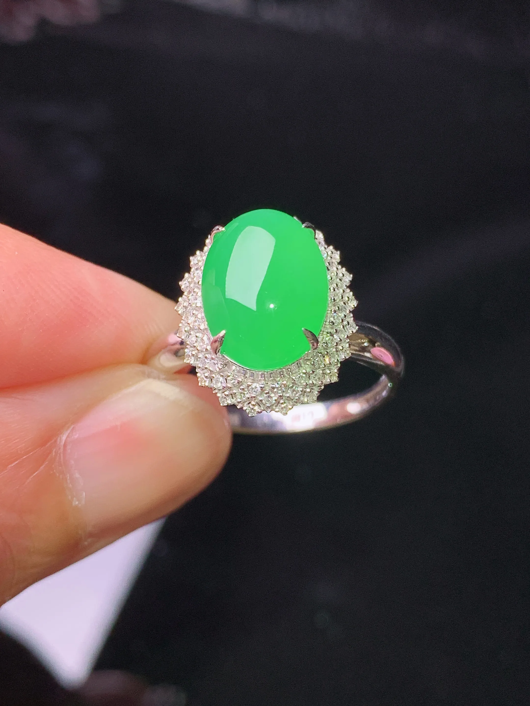 18k金钻镶嵌翠绿蛋面戒指 玉质细腻 水润亮眼 色泽艳丽 圈13.5 整体尺寸14.6*12*9.8