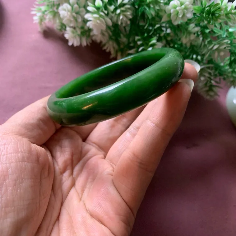 珍藏品，和田玉碧玉62圈口菠菜绿宽条手镯！玉质细腻油润 底色纯净 脂粉好，品质高。