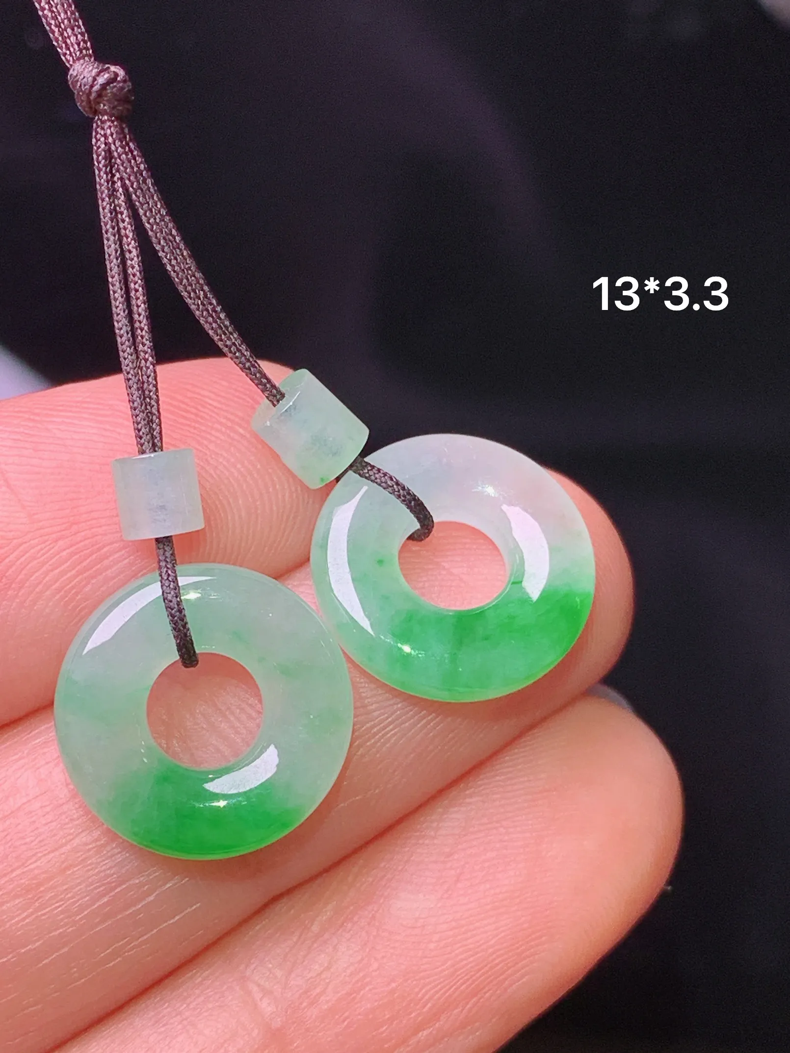 飘绿平安环一对 玉质细腻 水润亮眼 色泽艳丽 整体尺寸13*3.3