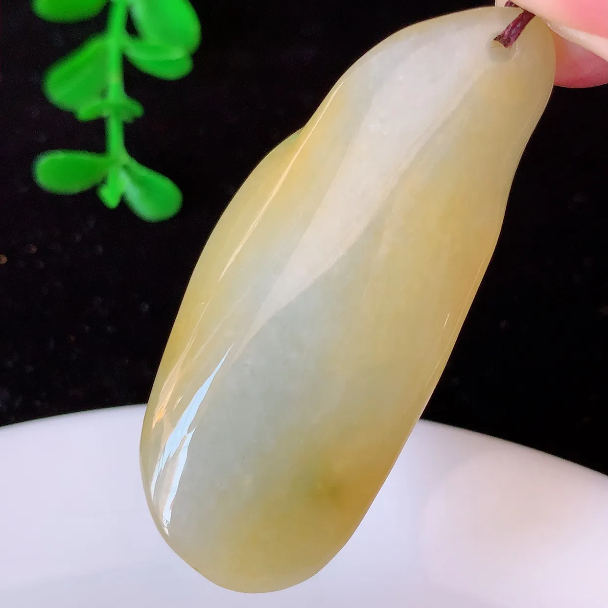 自然光实拍，特色黄翡翡翠悟道吊坠。悟道寓意“祥和，安宁，吉祥，幸福”，质地相当细腻，意境化设计雕刻，取道法自然、天人合一之意，很有意思的一件精品悟道，推荐入手，个性之选。#60.7