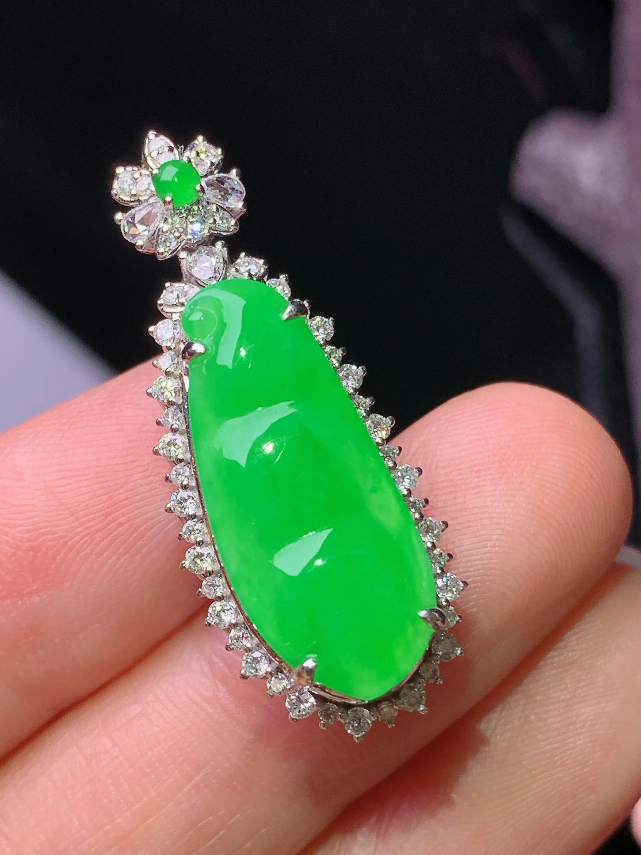 18k金钻镶嵌满绿四季豆吊坠 玉质细腻 水润亮眼 色泽艳丽 整体尺寸32.5*13*10.2