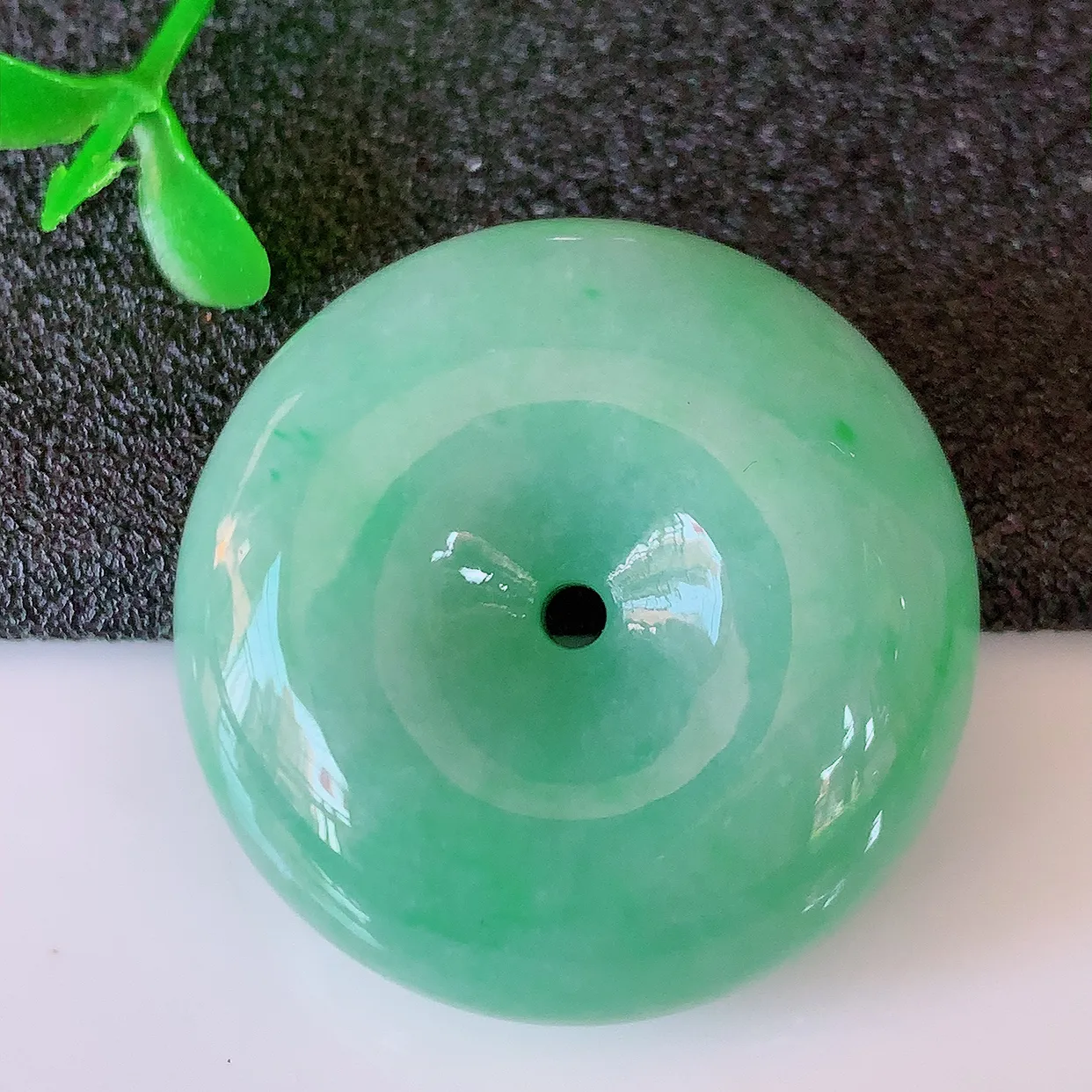 自然光实拍，冰润满绿翡翠平安扣吊坠，形体饱满圆润，平安扣肥嘟嘟的，平平安安，种水很好，配戴精美！#05.7