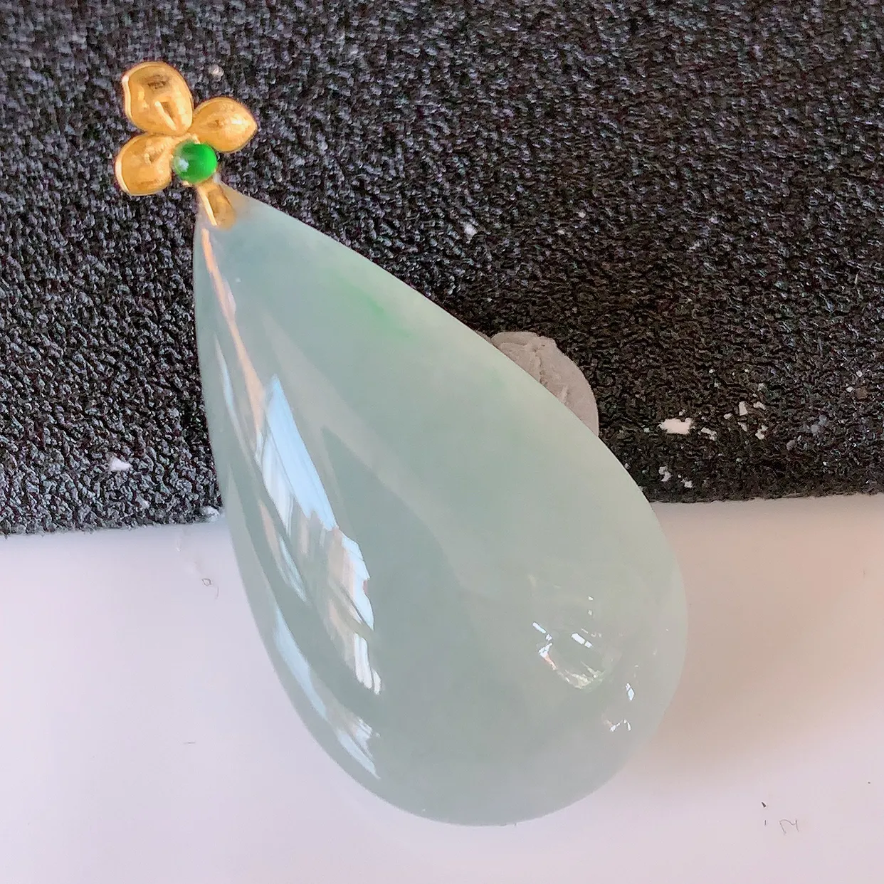18k金镶嵌冰种翡翠水滴吊坠，沁人心脾，精致典雅的设计，为佩戴者，增添色彩，送礼自留都是佳品选择！#94.7