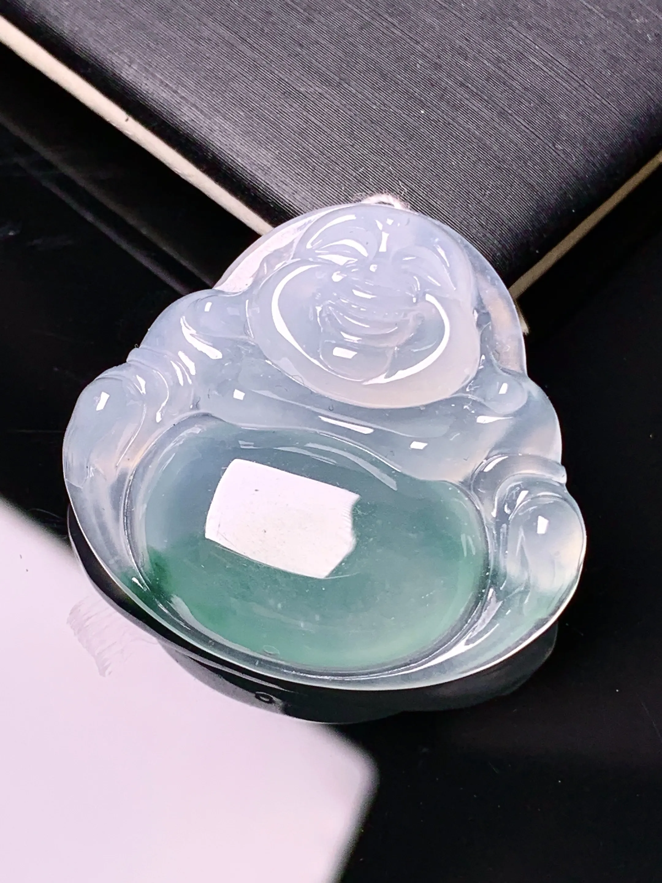 冰种飘绿佛公吊坠 玉质细腻 水润亮眼 色泽艳丽 整体尺寸28*30.5*6.5